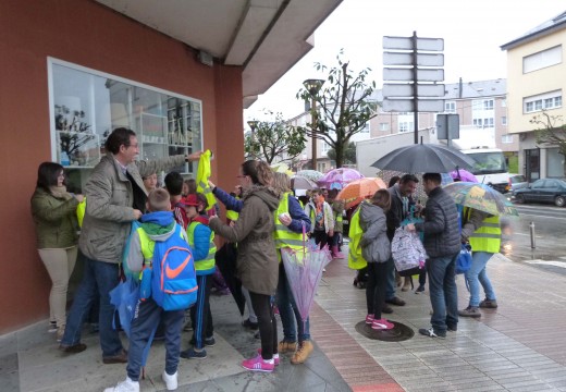 Medio cento de nenos e nenas do CEIP do Camiño Inglés “inauguran” o camiño escolar seguro “Caraocole”